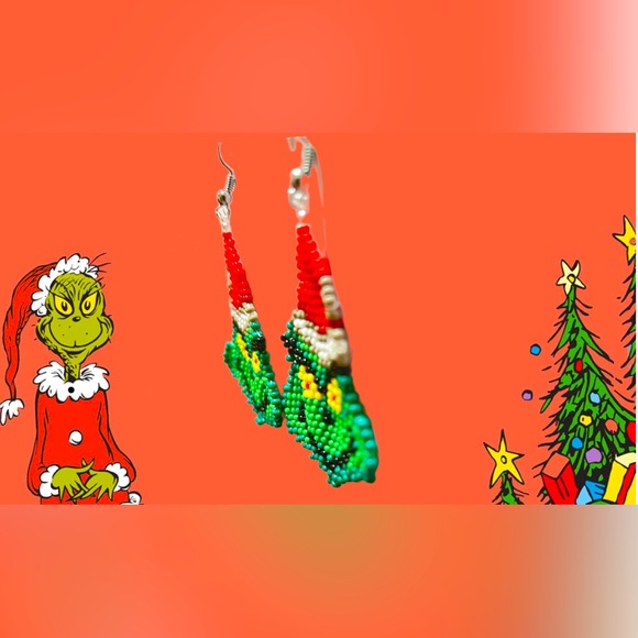 GrandmaMia’s Festive Grinchy Glass Bead Earrings - Picture 2 of 5